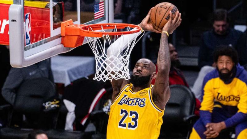 LeBron James ejerció su opción para permanecer una temporada más con Los Angeles Lakers.