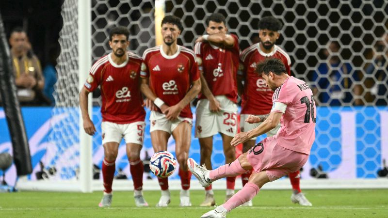 El delantero argentino del Inter Miami, Lionel Messi, intenta un tiro libre frente al Al-Ahly de Egipto.