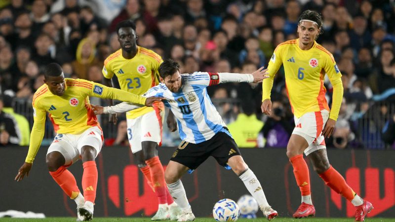 El delantero argentino Lionel Messi disputa el balón con los colombianos, Andrés Román, Davinson Sánchez y Richard Ríos.