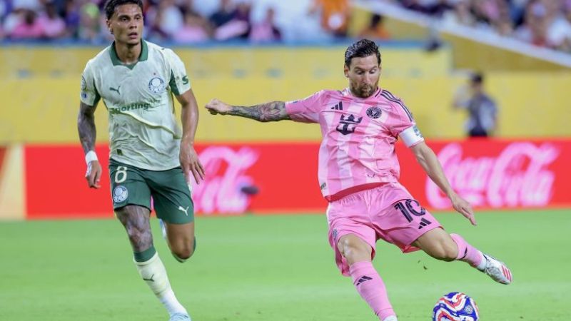 Lionel Messi se apresta a rematar ante la mirada de Richard Ríos, del Palmeira.