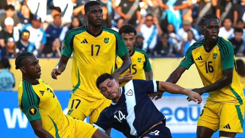 El delantero guatemalteco. Lom, es presionado por varios rivales de Jamaica.