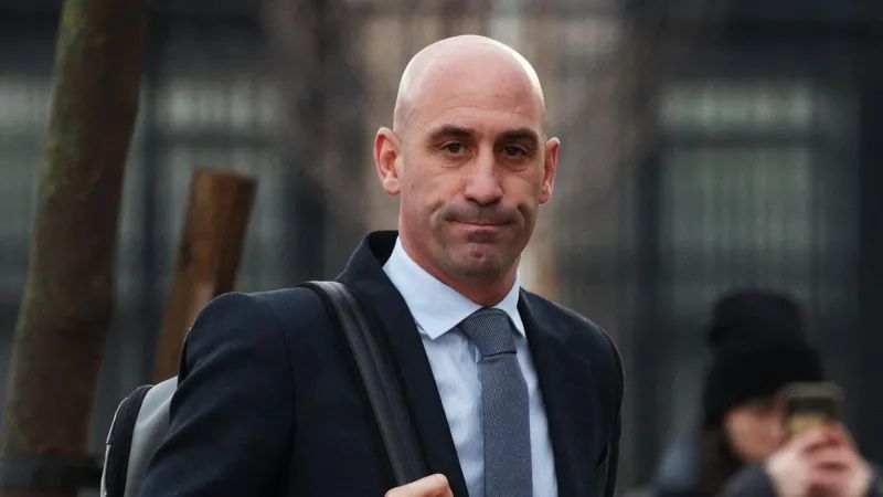 El ex Presidente de la Real Federación Española de Fútbol, Luis Rubiales, fue sancionado este miércoles con una multa de 10.800 euros por un caso de agresión sexual contra la futbolista Jenni Hermoso.
