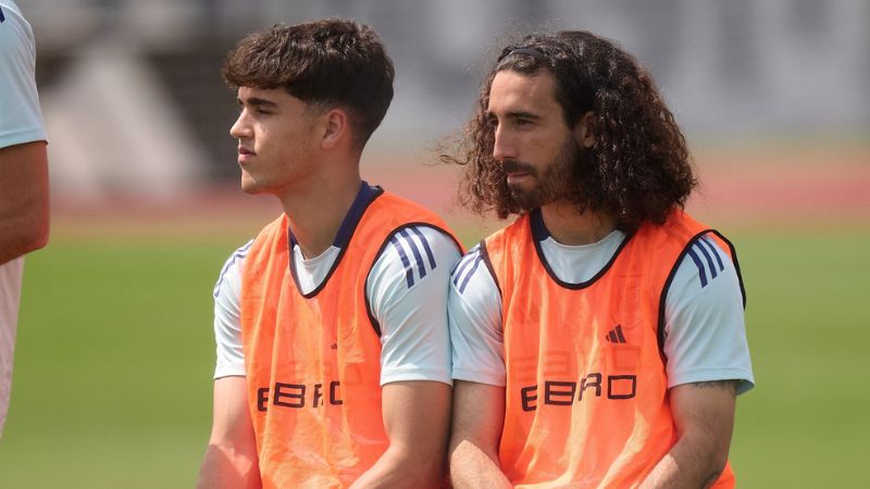 El defensa de la selección española, Marc Cucurella, aparece junto a su compañero en defensa, Pau Cubarsí.