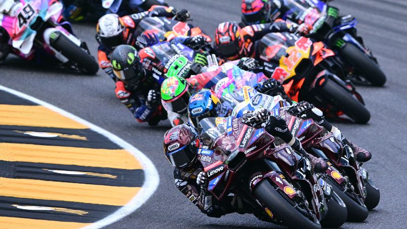 El piloto español de MotoGP, Marc Márquez, del equipo Ducati Lenovoi, lidera su moto durante el Gran Premio de Italia en el circuito de Mugello.