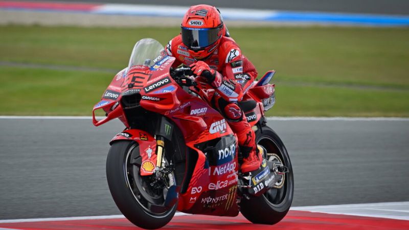 El viernes, Marc Márquez sufrió dos caídas, pero se pudo reponer.