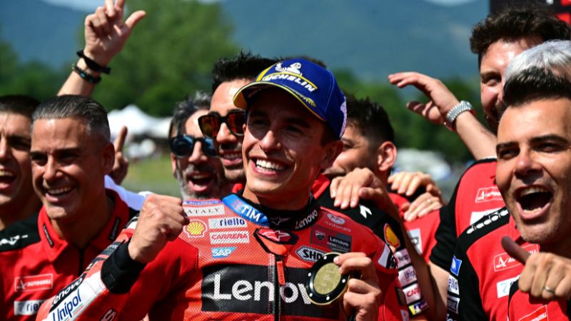 El piloto español de MotoGP del equipo Ducati Lenovoi, Marc Márquez, celebra con sus compañeros de equipo tras ganar el sprint.
