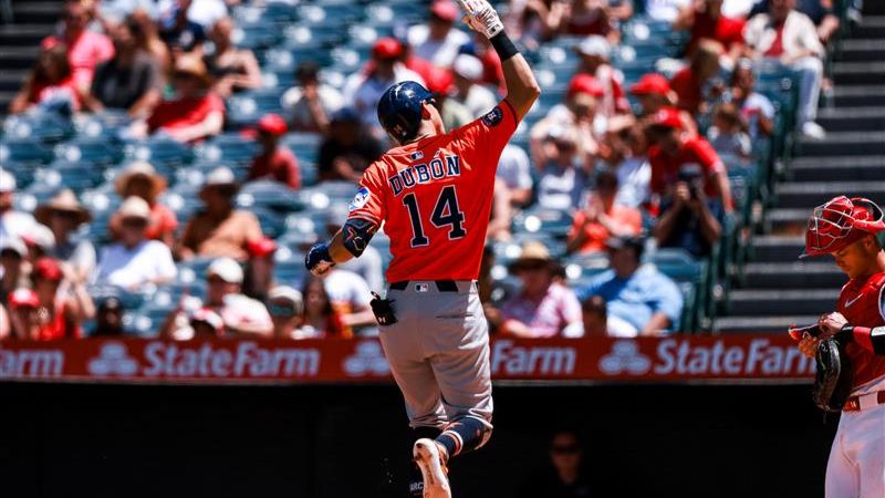 El hondureño Mauricio Dubón recorre las bases después de conectar un cuadrangular frente a Los Angels.
