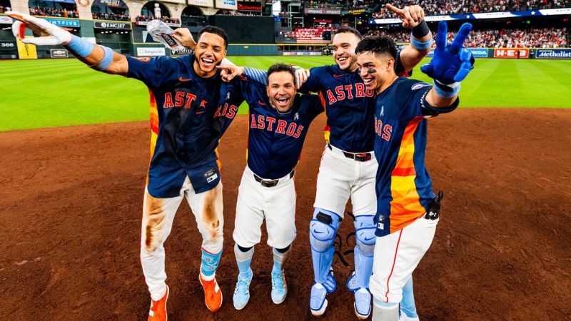 El hondureño Mauricio Dubón sigue celebrando con los Astros de Houston de la MLB de los Estados Unidos.