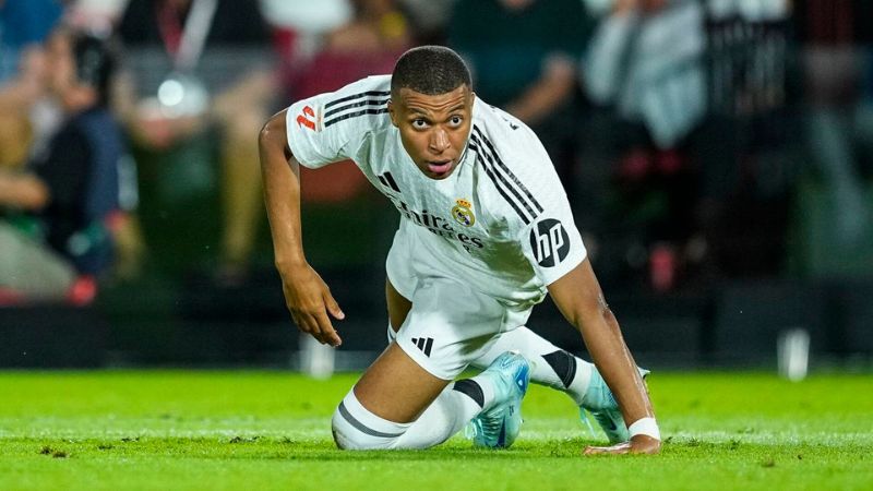El atacante francés se cayó de la convocatoria para el debut merengue en el Mundial de Clubes.