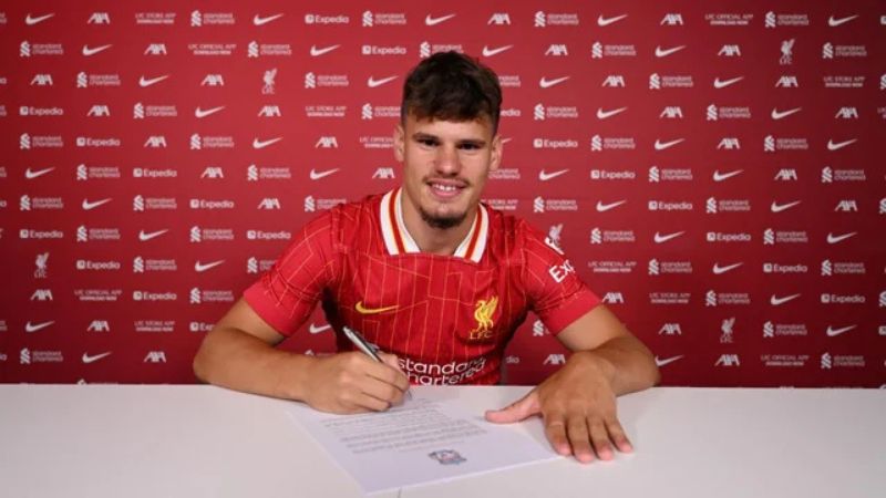El Liverpool anunció este jueves la contratación del lateral izquierdo de 21 años, Milos Kerkez.