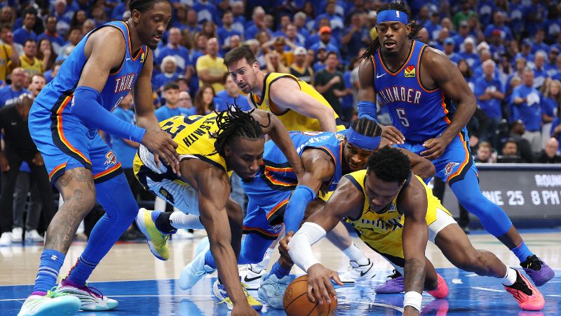 Aaron Nesmith y Bennedict Mathurin de los Indiana Pacers disputan el balón con Shai Gilgeous-Alexander del Oklahoma City Thunder.