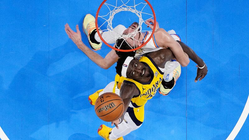 Pascal Siakam de los Indiana Pacers intenta un tiro contra Chet Holmgren de los Oklahoma City Thunder.
