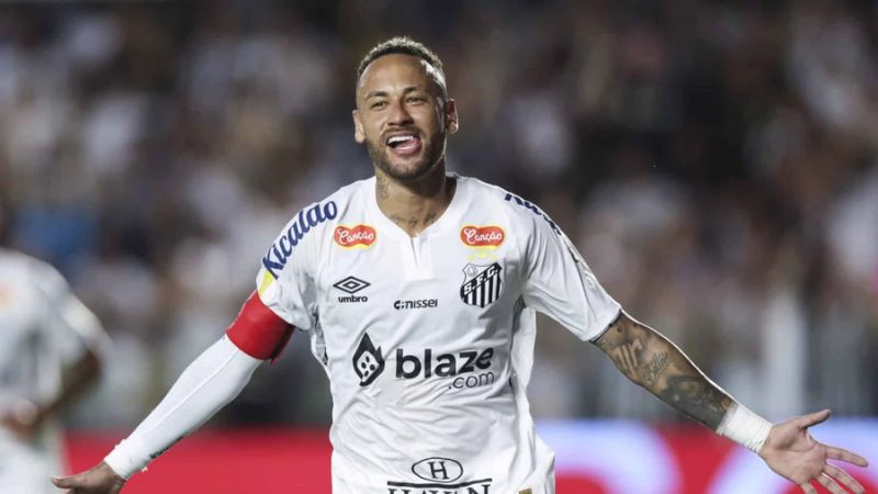 Neymar renovó con el Santos de Brasil hasta finalizar el año 2025.