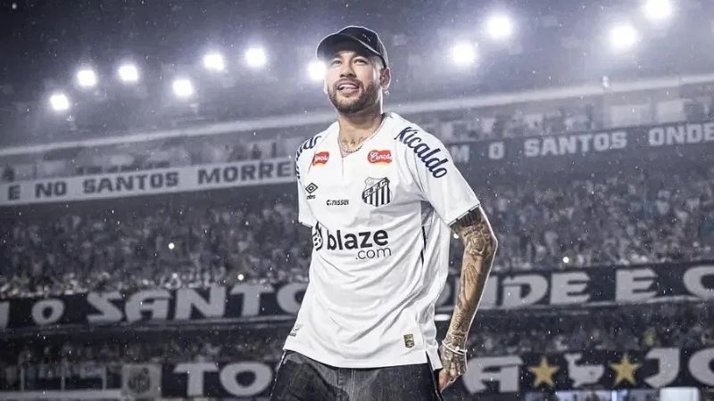 El atacante brasileño volvió al Santos tras terminar contrato con el Al-Hilal de Arabia Saudita.