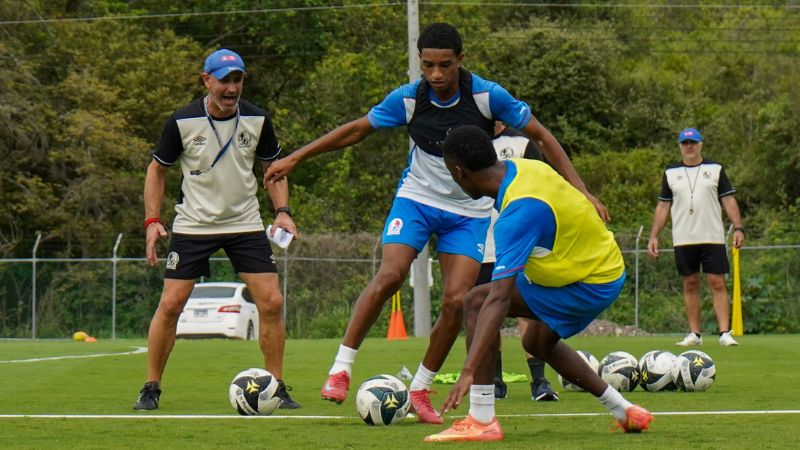 El cuerpo técnico de Olimpia evalúa a los jugadores jóvenes que desean una oportunidad en el primer equipo.
