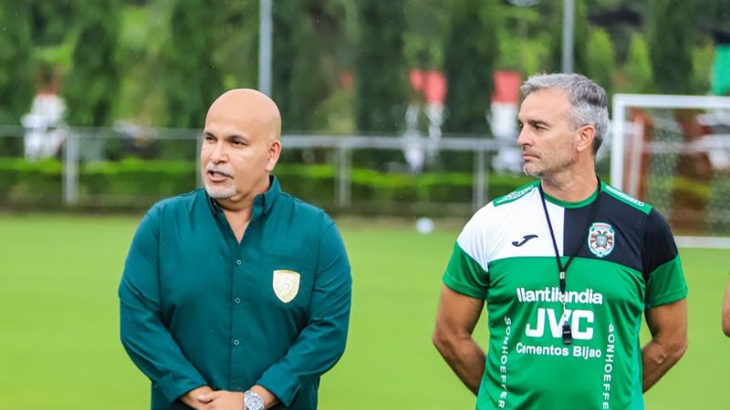 El presidente de Marathón, Orinson Amaya, presenta al nuevo entrenador, Pablo Lavallén.