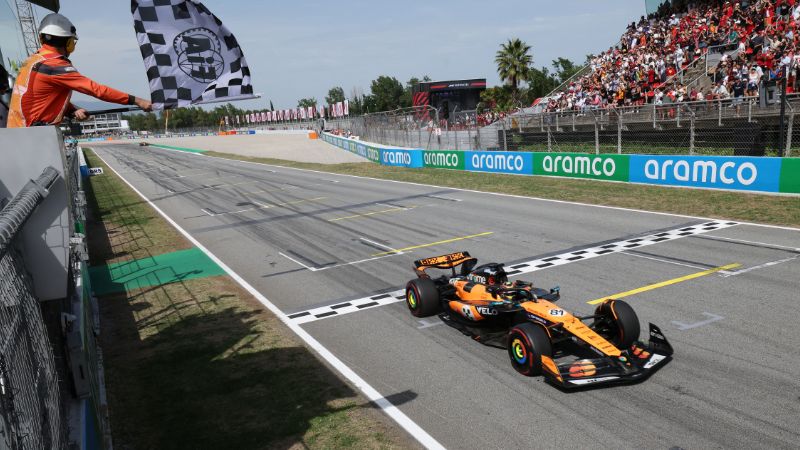 El piloto australiano de McLaren, Oscar Piastri, gana el Gran Premio de España de Fórmula 1 en el Circuit de Catalunya en Montmeló.