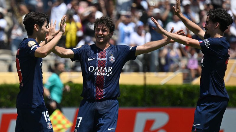 El centrocampista surcoreano del Paris Saint-Germain, Kang-in Lee, celebra con sus compañeros tras anotar el cuarto gol de su equipo frente al Atlético de Madrid.