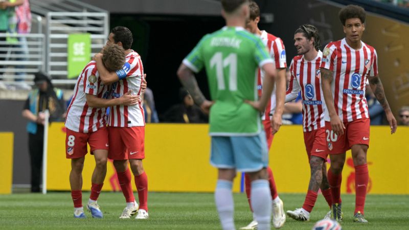 El centrocampista español del Atlético de Madrid, Pablo Barrios, celebra con su compañero de equipo, el primer gol contra el Seattle Sounders.