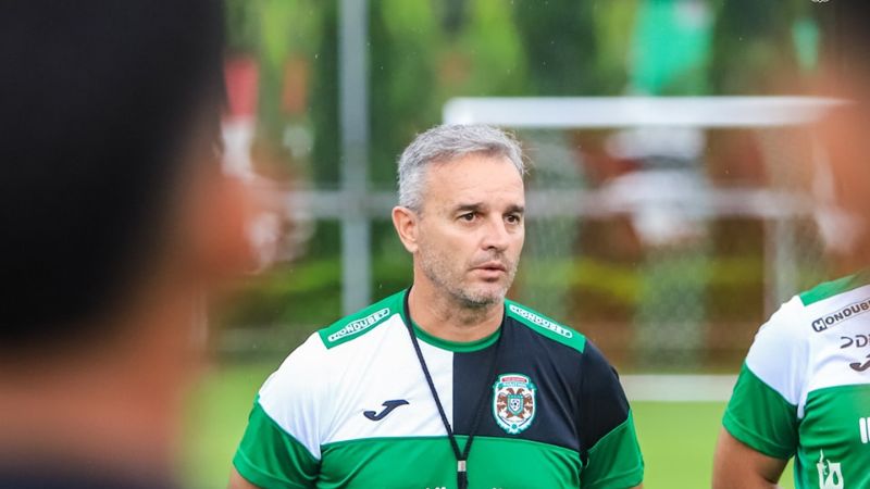 El nuevo técnico de Marathón, Pablo Lavallén, se dirige a los jugadores previo a los entrenamientos.