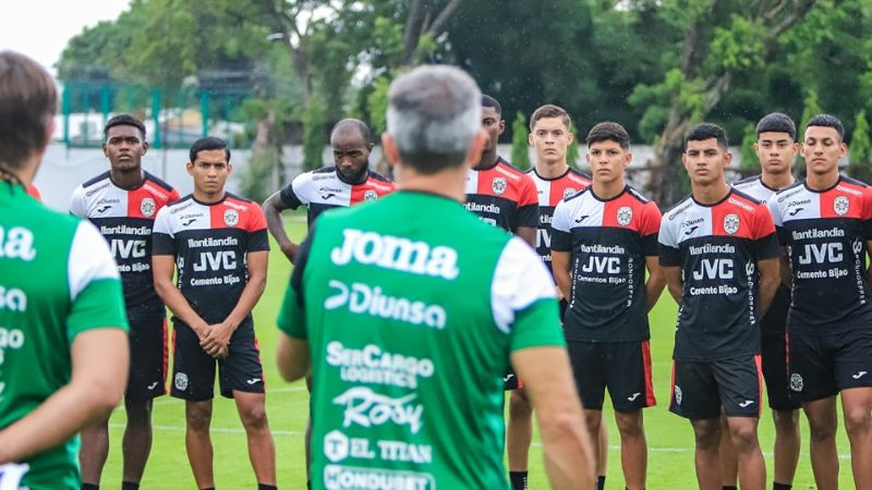 Pablo Lavallén les recuerda a sus dirigidos los objetivos para el segundo semestre del año.