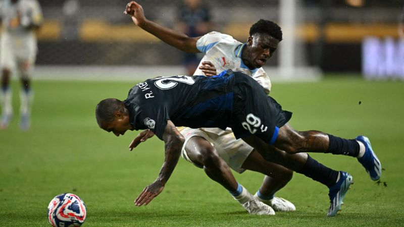 El mediocampista brasileño Kenedy de Pachuca choca con el defensa francés Joane Gadou de Salzburgo.