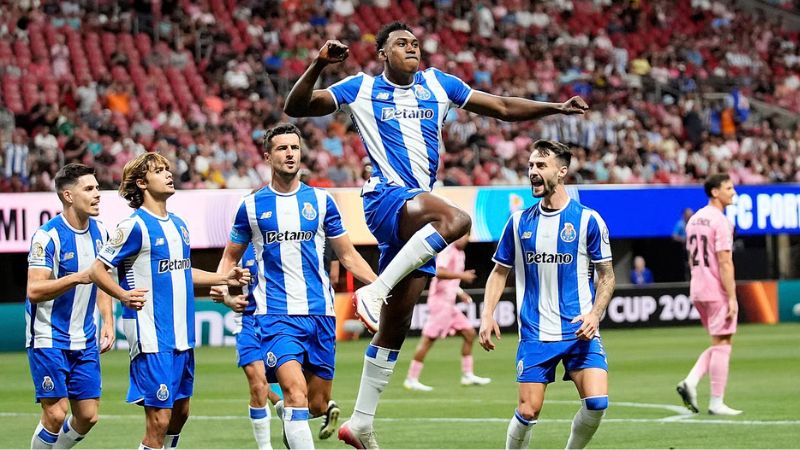 El delantero ex Atlético de Madrid, Samu Aghehowa, anotó el primer gol del encuentro desde el punto penal.