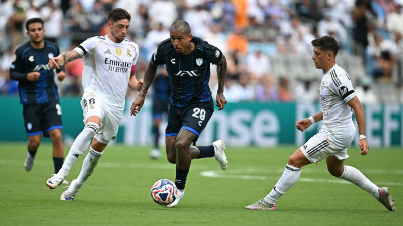 El mediocampista brasileño Kenedy del Pachuca lucha por el balón con los madridistas, Federico Valverde y Arda Guler.