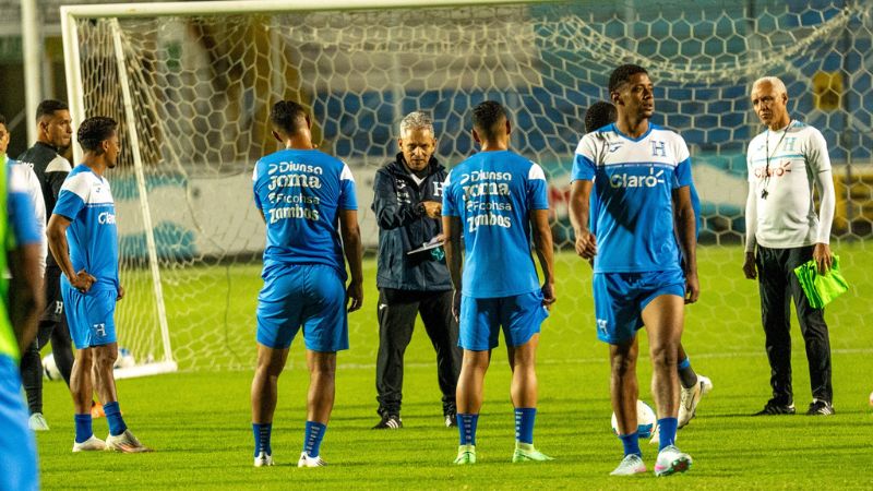 Reinaldo Rueda trabaja con los seleccionados previo al partido de este martes contra Antigua & Barbuda.