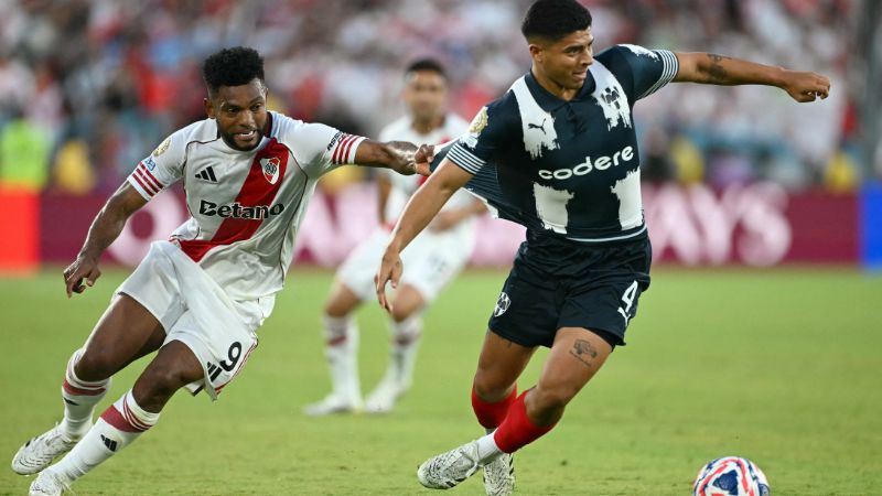 El delantero colombiano de River Plate, Miguel Borja, es sujetado por el defensa mexicano de Monterrey, Víctor Guzmán.