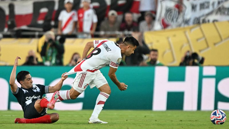El mediocampista mexicano de Monterrey, Erick Aguirre, y el delantero argentino de River Plate, Gonzalo Martínez, luchan por el balón.