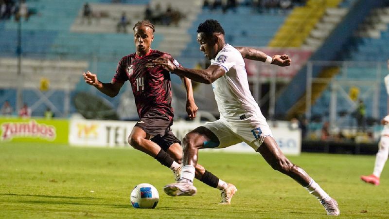 El extremo hondureño, Romell Quioto, desborda al defensa de Antigua & Barbuda, Jahzinho O¨Garro.