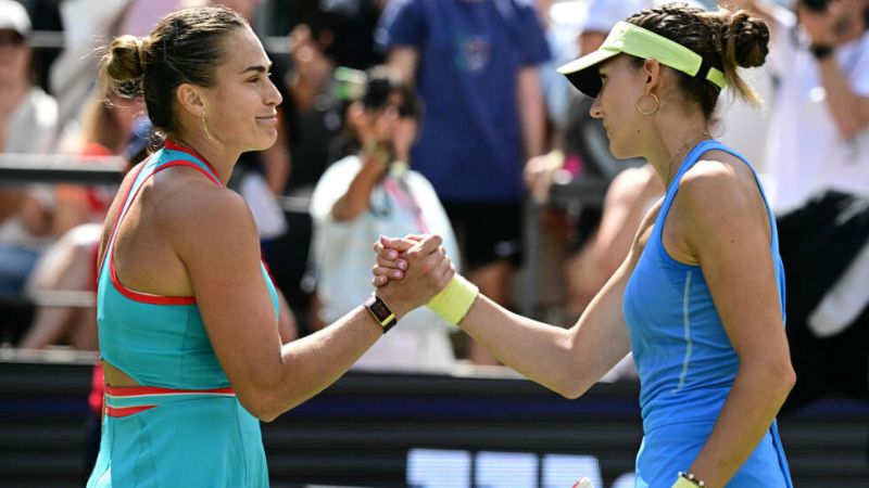 La tenista bielorrusa estrechó la mano de su rival, la suiza Rebeka Masarova, luego de su victoria en la segunda ronda.