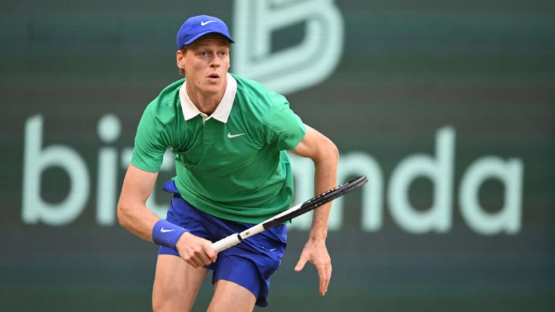 El italiano Jannik Sinner es una de las amenazas de Carlos Alcaraz en Wimbledon.