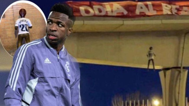 Fuentes jurídicas confirmaron que los cuatro sospechosos de colgar un muñeco de Vinicius, aceptaron condenas de hasta 22 meses de prisión.