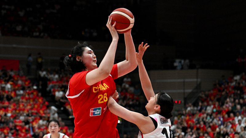 La china Zhang Ziyu dispara mientras la japonesa Azusa Asahina intenta bloquear.