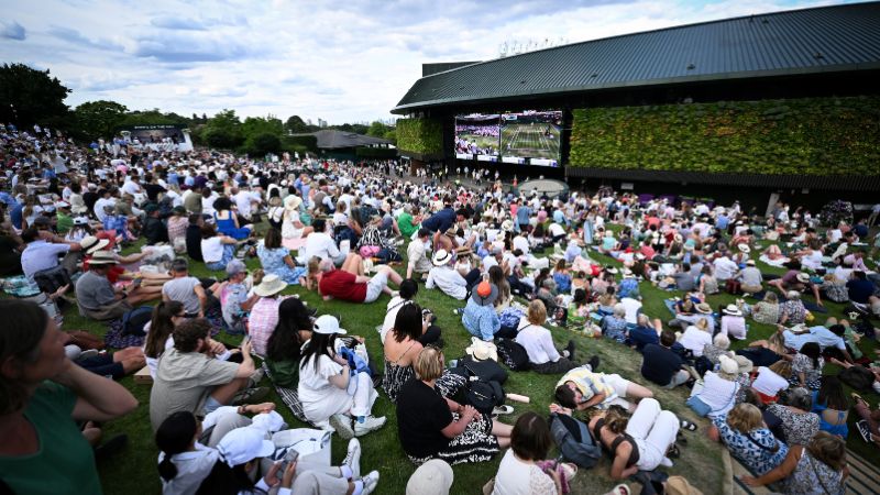El público se sienta afuera de la Cancha 1 en Aorangi Terrace, también conocida como "Henman Hill" o "Murray Mound", para ver el partido de tenis individual masculino de segunda ronda entre el croata Marin Cilic y el británico Jack Draper.