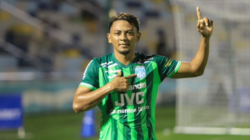 El marathonista Alexy Vega comenzó con pie derecho el torneo de Apertura, al anotar dos de los tres goles del triunfo de su equipo sobre Victoria.