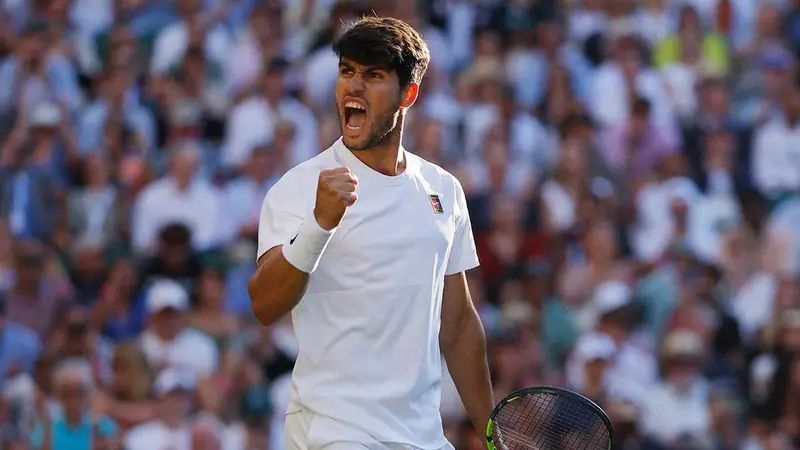 Carlos Alcaraz pasó a las semifinales de Wimbledon por tercera ocasión consecutiva tras vencer al británico Cameron Norrie en tres sets.