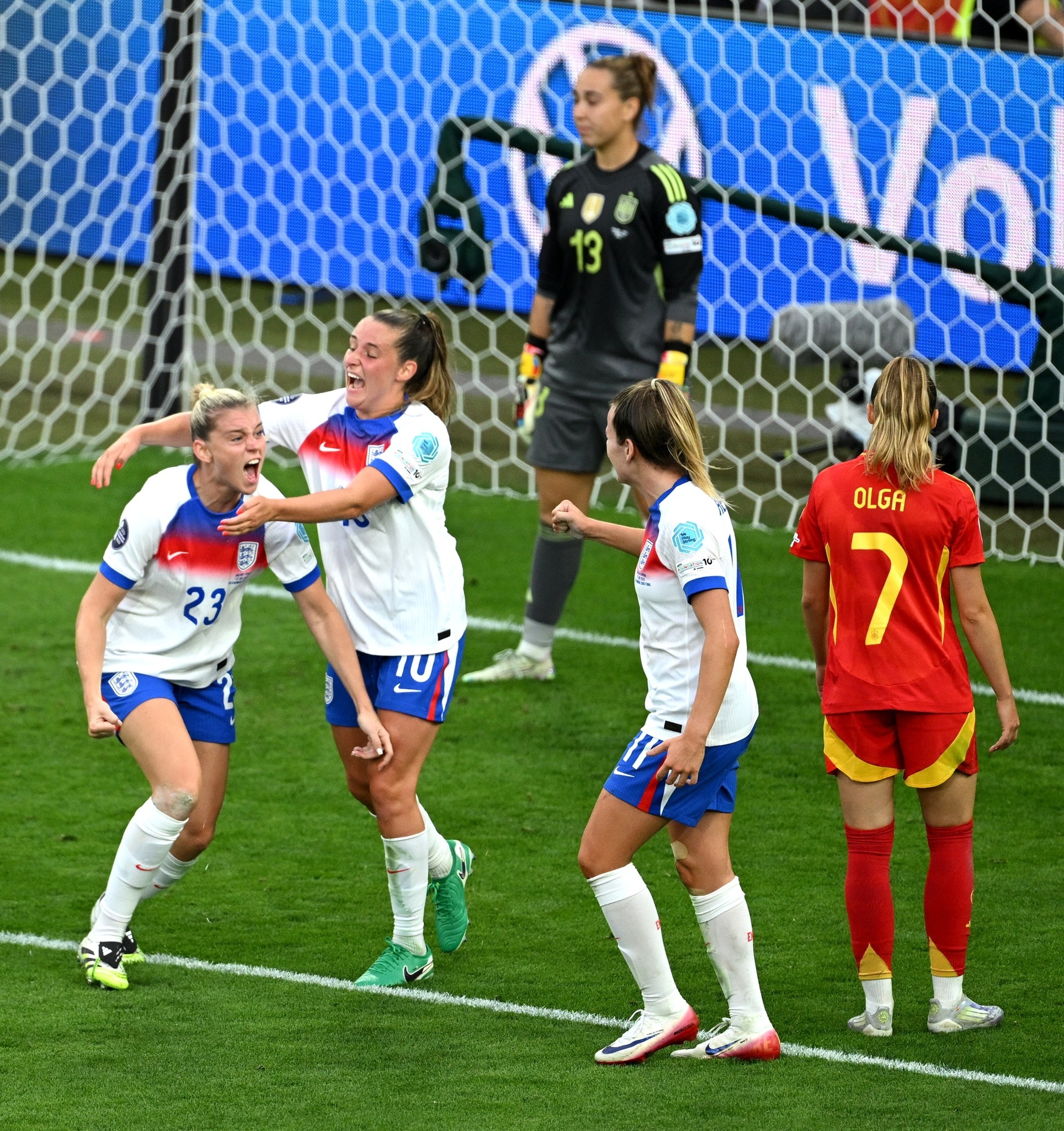 La goleadora inglesa, Alessia Russo, celebra al anotar el gol del empate contra España.