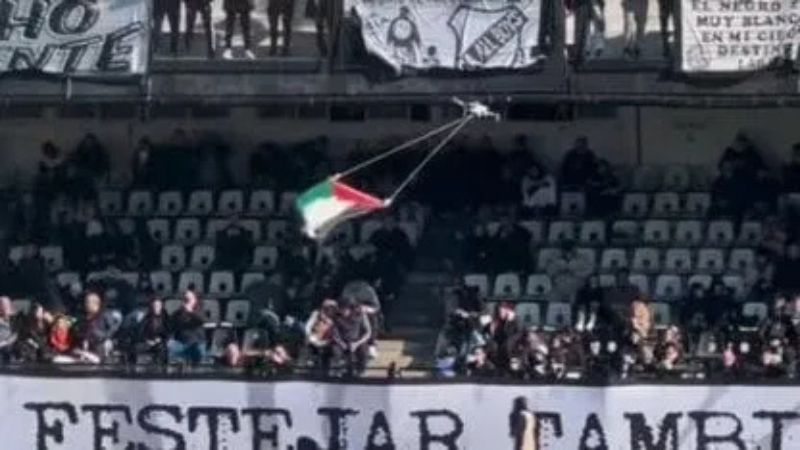 El dron con la bandera palestina cruzó la cancha durante el partido.