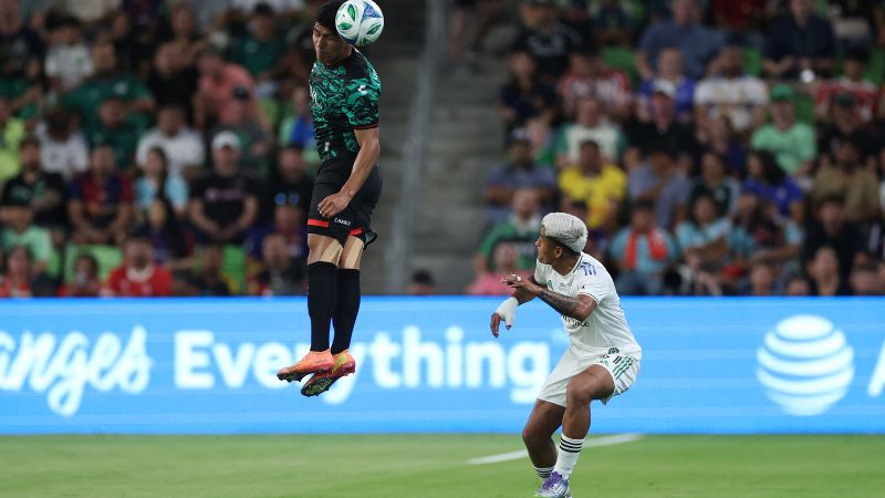 Jesús Gallardo, del Toluca y All-Star de la LIGA MX, cabecea el balón contra Andy Najar, del Nashville SC y All-Star de la MLS.