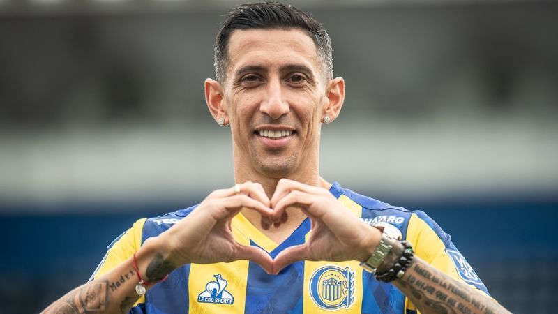 El delantero Ángel Di María luce con orgullo la camisa de su querido Rosario Central.