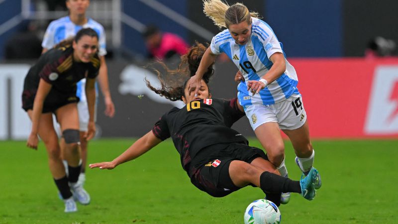 La defensa peruana Birka Ruiz y la delantera argentina Agostina Holzheier disputan el balón.