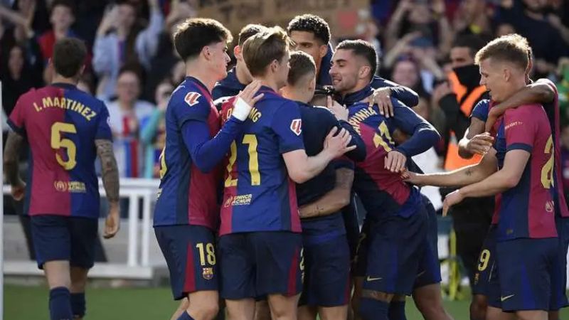 El plantel de jugadores del Barcelona arrancan este domingo con la pretemporada.