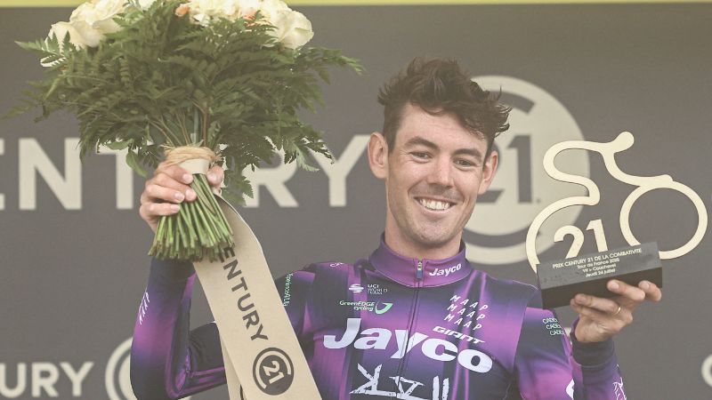 El ciclista australiano Ben O'Connor, del equipo Jayco AlUla, celebra en el podio con el premio a la combatividad tras ganar la 18.ª etapa de la 112.ª edición del Tour de Francia.