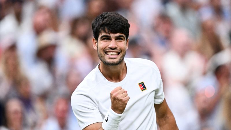 El español Carlos Alcaraz celebra su victoria contra el ruso Andrey Rublev.
