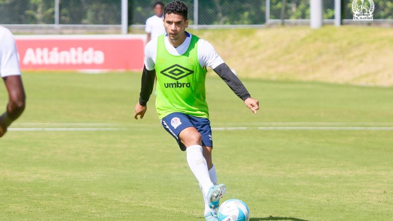 El volante de contención, Carlos Pineda, sigue esperando que se concrete su partida al fútbol internacional.