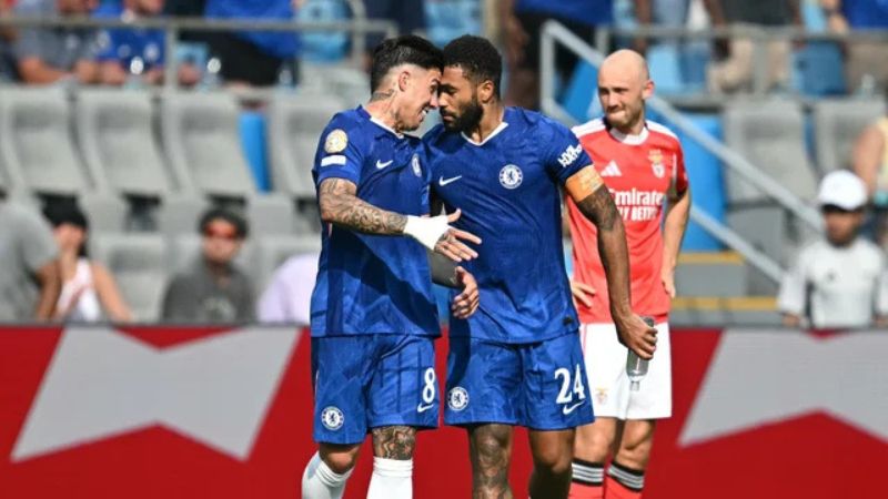 Los futbolistas del Chelsea, Enzo Fernandez y Reece James, durante el partido de octavos de final ante Benfica.