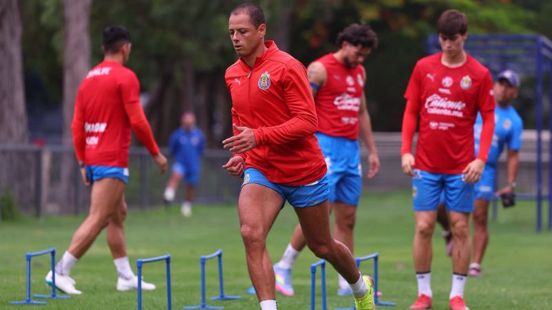 Al delantero de las Chivas, Javier "Chicharito" Hernández, le llueve sobre mojado por sus comentarios machistas.